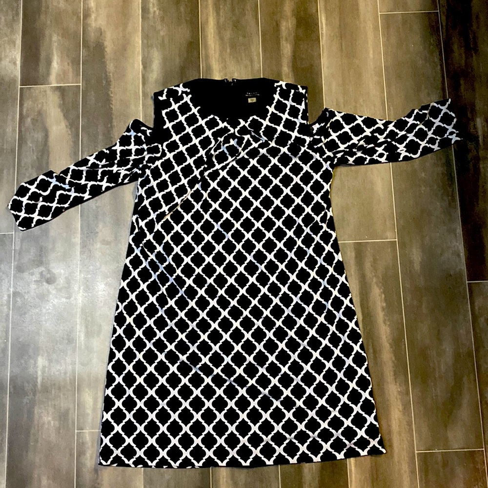 Women’s size 6 blank and white dress. Open shoulder